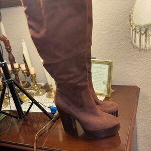 Jlo knee high boots size 9.5 like new never worn 
Brown suedy primitina boot